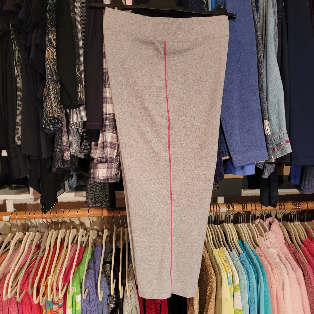 PROSPIRIT ATHLETIC GEAR ♡ 2 Pair of Sweet Vintage Gray w/Pink Stripe Capris L